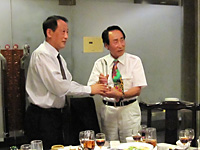 中国外務省の副大臣より、記念のトロフィが贈られた